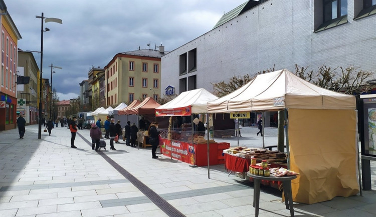 Chebané si po půl roce mohli znovu užít farmářské trhy