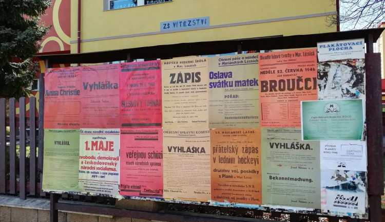 Reklamní plochy v lázeňském městě navrací místní obyvatele zpět do roku 1946