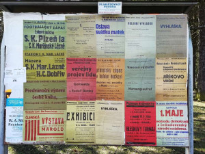 Reklamní plochy v lázeňském městě navrací místní obyvatele zpět do roku 1946