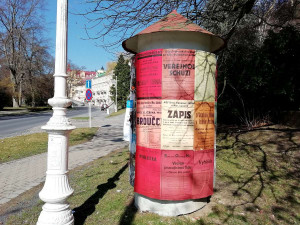 Reklamní plochy v lázeňském městě navrací místní obyvatele zpět do roku 1946
