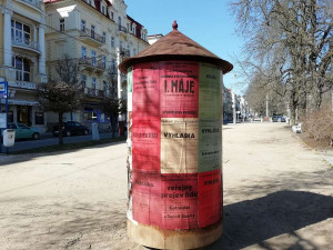 Reklamní plochy v lázeňském městě navrací místní obyvatele zpět do roku 1946