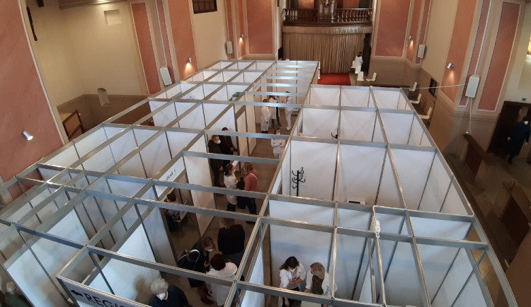 Sokolovské očkovací centrum sídlí v místním klášteře. 