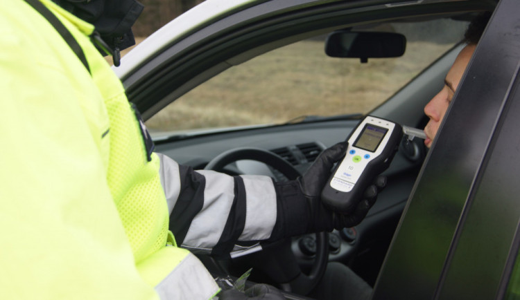 Za volantem nadýchal dvě promile. Po odchodu z policejní stanice sednul do auta a jel