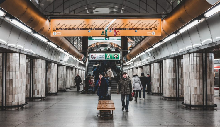 Pražské metro od pondělí zkrátí ve špičkách intervaly na všech třech linkách
