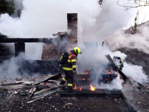 Požár opuštěné chaty na Sokolovsku zastavil provoz na železnici