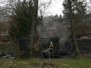 Požár opuštěné chaty na Sokolovsku zastavil provoz na železnici