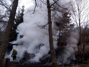 Požár opuštěné chaty na Sokolovsku zastavil provoz na železnici