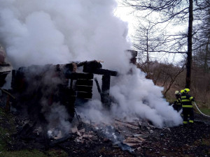 Požár opuštěné chaty na Sokolovsku zastavil provoz na železnici