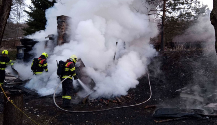Požár opuštěné chaty na Sokolovsku zastavil provoz na železnici