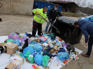 Lidé na třídění odpadu kašlou a vyhazují do černých popelnic plasty i oblečení