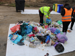 Lidé na třídění odpadu kašlou a vyhazují do černých popelnic i elektroniku nebo plasty