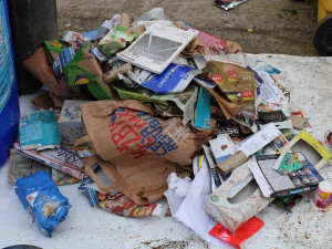 Lidé na třídění odpadu kašlou a vyhazují do černých popelnic i elektroniku nebo plasty