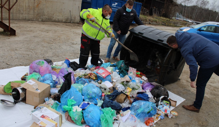 Lidé na třídění odpadu kašlou a vyhazují do černých popelnic i elektroniku nebo plasty