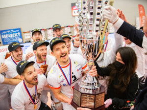 Pohár zůstal v KV Aréně, volejbalisté Karlovarska slaví mistrovský titul