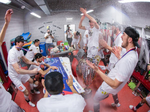 Pohár zůstal v KV Aréně, volejbalisté Karlovarska slaví mistrovský titul