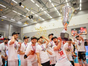 Pohár zůstal v KV Aréně, volejbalisté Karlovarska slaví mistrovský titul