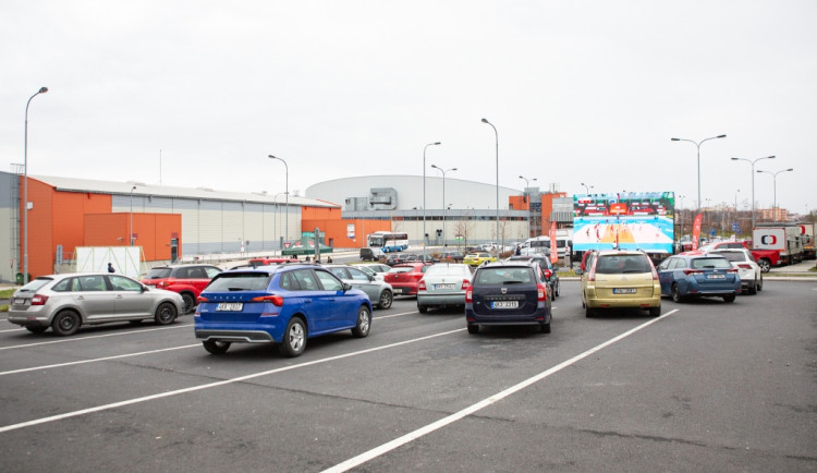 Před KV Arénou se i dnes otevře autokino.