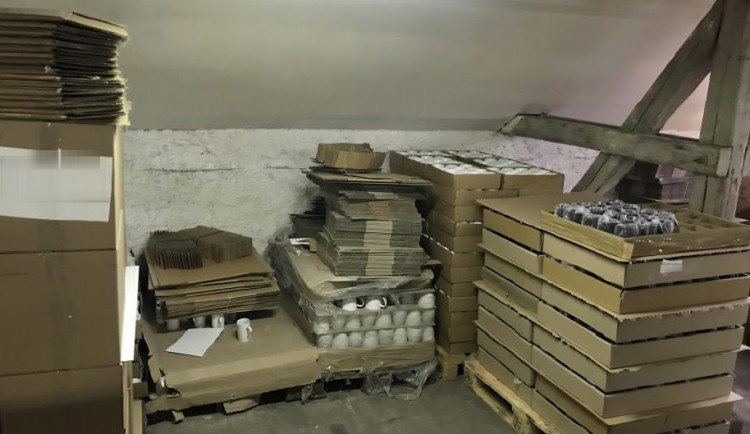 Zloděj netroškařil a odnesl si rovnou 360 porcelánových hrníčků