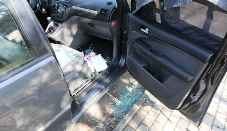 Jeden vykrádal zaparkované vozy, druhý ukradl rovnou celé auto svému známému
