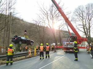 Opilý a zfetovaný řidič BMW vytlačil při předjíždění ženu do koryta řeky