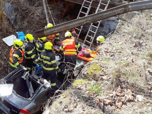 Opilý a zfetovaný řidič BMW vytlačil při předjíždění ženu do koryta řeky