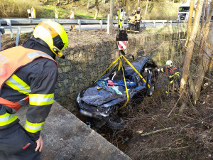 Opilý a zfetovaný řidič BMW vytlačil při předjíždění ženu do koryta řeky