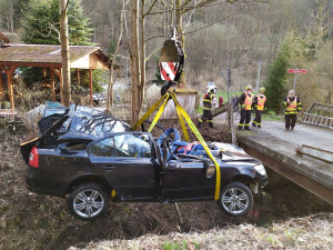 Opilý a zfetovaný řidič BMW vytlačil při předjíždění ženu do koryta řeky