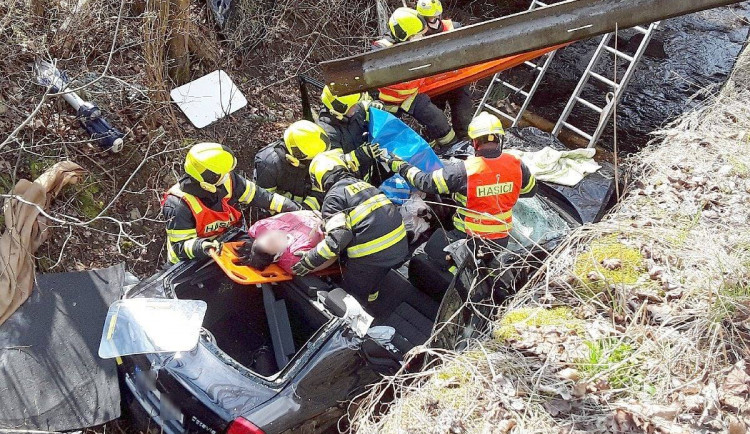 Opilý a zfetovaný řidič BMW vytlačil při předjíždění ženu do koryta řeky