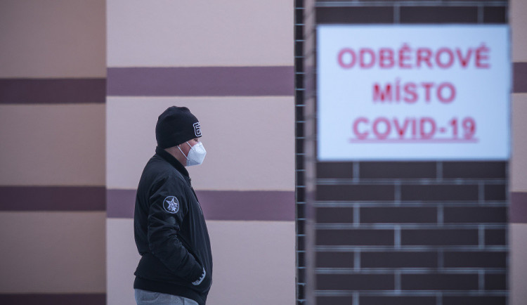 Koronavirus zpomaluje. Přibylo nejméně nakažených ve všední den od konce září