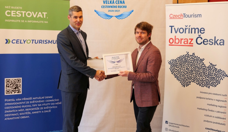 Ředitel Infocentra Karlovy Vary Josef Dlohoš (vlevo) přebírá Velkou cenu sestovního ruchu