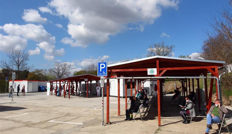Ve vinohradské nemocnici vzniklo nové očkovací centrum. Kapacitu má až 1440 lidí denně