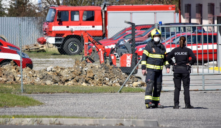 Kvůli možnému nálezu munice se musela evakuovat budova krajské záchranky, šlo ale o staré potrubí