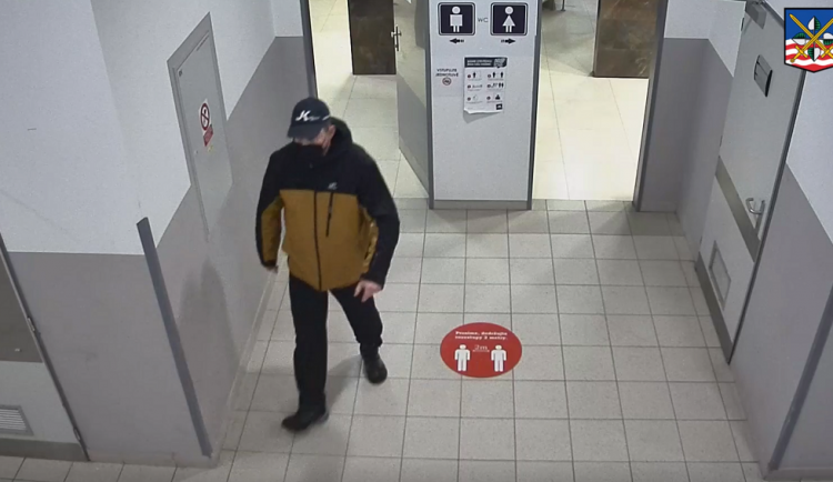 Neznámý muž si natáčel ženy na toaletách v obchodním domě