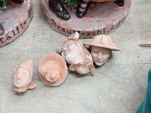 Pod rukama restaurátorů se vzácným kamnům vrací jejich původní krása