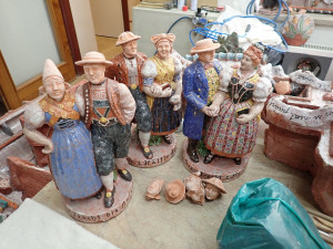 Pod rukama restaurátorů se vzácným kamnům vrací jejich původní krása