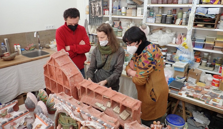 Pod rukama restaurátorů se vzácným kamnům vrací jejich původní krása