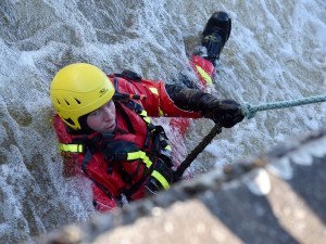 Pod nebezpečným jezem se v minulosti utopily desítky vodáku, nyní zde nacvičují hasiči