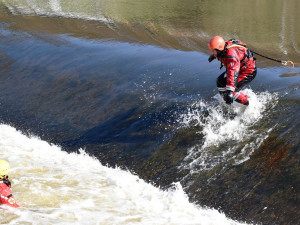 Pod nebezpečným jezem se v minulosti utopily desítky vodáku, nyní zde nacvičují hasiči