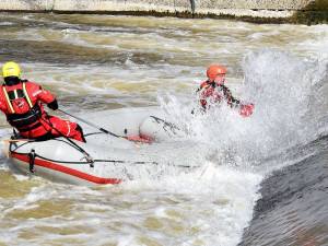 Pod nebezpečným jezem se v minulosti utopily desítky vodáku, nyní zde nacvičují hasiči