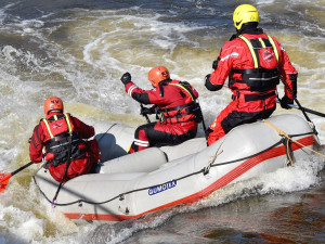 Pod nebezpečným jezem se v minulosti utopily desítky vodáku, nyní zde nacvičují hasiči