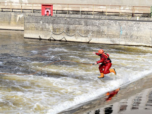 Pod nebezpečným jezem se v minulosti utopily desítky vodáku, nyní zde nacvičují hasiči