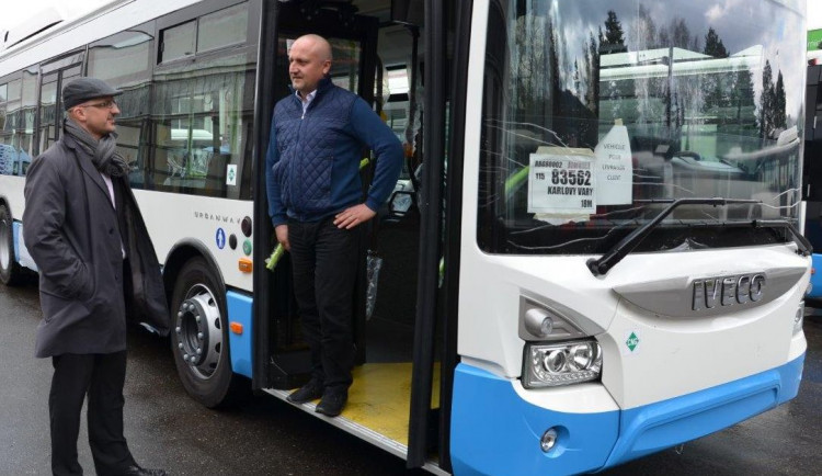 Předseda představenstva Dopravního podniku Karlovy Vary Jiří Vaněček v rozhovoru s náměstkem karlovarské primátorky Tomášem Trtkem