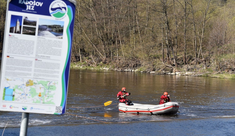 Pod nebezpečným jezem se v minulosti utopily desítky vodáku, nyní zde nacvičují hasiči