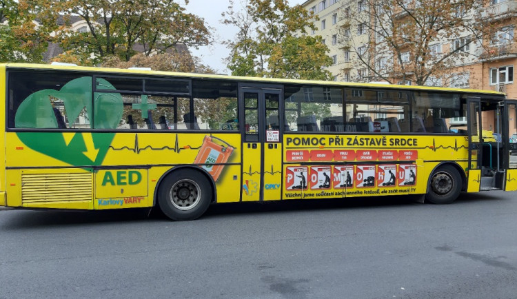 Instruktážní autobus zvyšuje povědomí veřejnosti o tom, jak postupovat při náhlé zástavě srdce