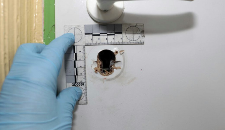 Zloděj si políčil na sklepní kóje v paneláku, policisté pak u něj našli nářadí i kus rozlomeného zámku