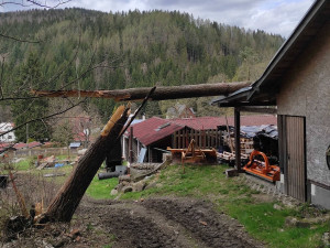 Silný vítr se prohnal Karlovarským krajem, hasiči se celý den nezastavili