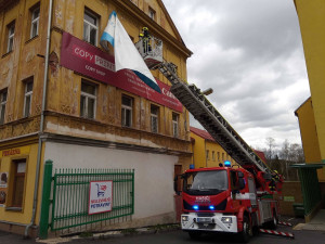 Silný vítr se prohnal Karlovarským krajem, hasiči se celý den nezastavili