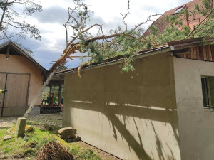 Silný vítr se prohnal Karlovarským krajem, hasiči se celý den nezastavili