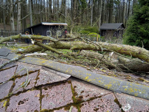 Silný vítr se prohnal Karlovarským krajem, hasiči se celý den nezastavili