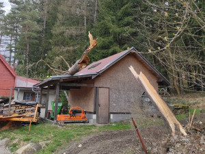 Silný vítr se prohnal Karlovarským krajem, hasiči se celý den nezastavili